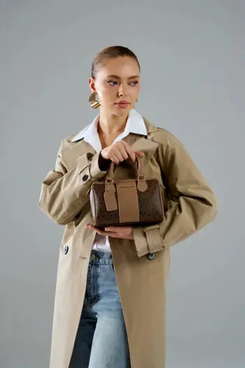 Çantë dore Vince Camuto Rimini, monogram, ngjyrë kafe dhe mink