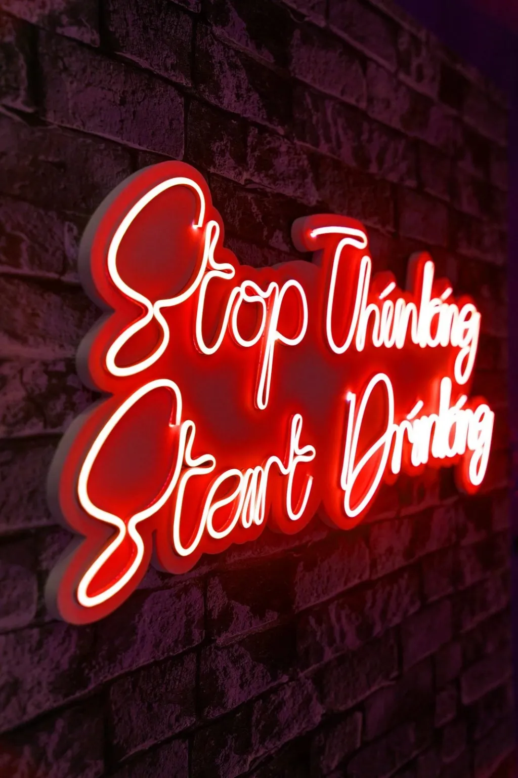 Dritë dekorative LED plastike për mur, 'Stop Thinking Start Drinking', e kuqe - 3