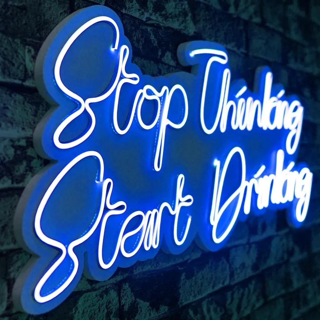 Dritë dekorative LED në mur, plastikë, 'Stop Thinking Start Drinking', ngjyrë e kaltër - 2