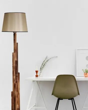 Llambë dyshemeje Opviq, trup peme bredhi, abazhuri prej stofi, ngjyrë kafe, 165 cm