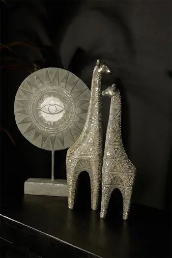 Dekor gjirafë Togo, polirezine, ngjyrë argjendi-antike e bardhë, 9x6x35cm