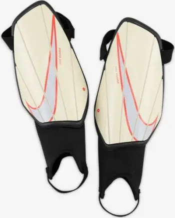Mbrojtëse kërciri Nike Charge M SP2164 113, madhësi M, të bardha