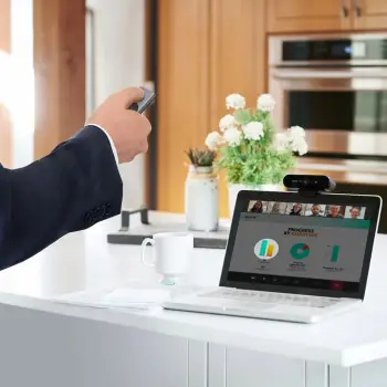 Kontroller me dritë Logitech Plus, i hirtë
