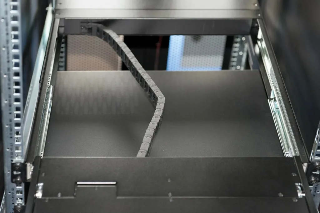 Konsolë rack Digitus 19" LCD, 16-port KVM, QWERTY US, e zezë - 6