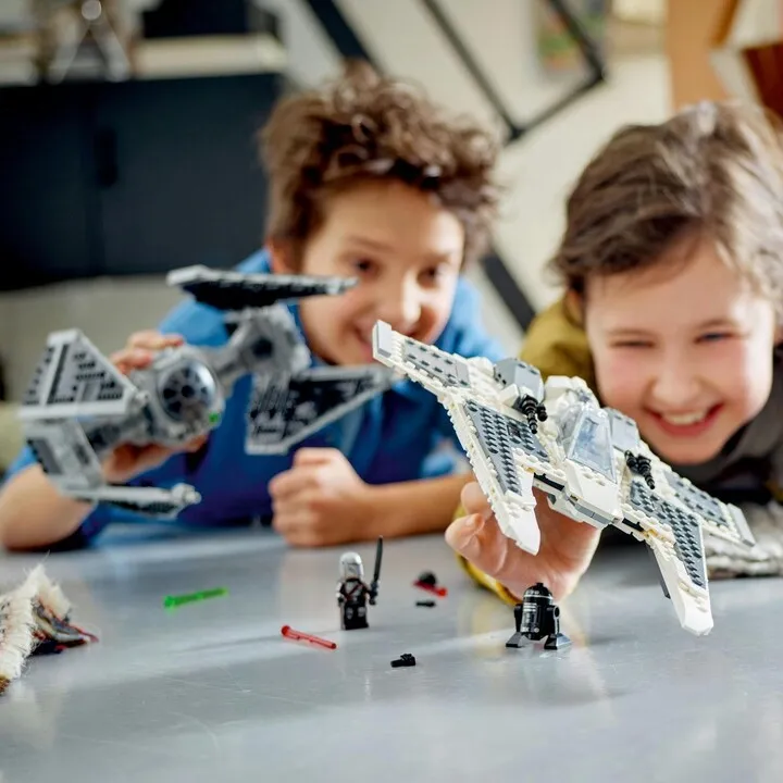 Set LEGO® Star Wars™ 75348 Mandalorian Fang-class fighter versus TIE Interceptor - 3