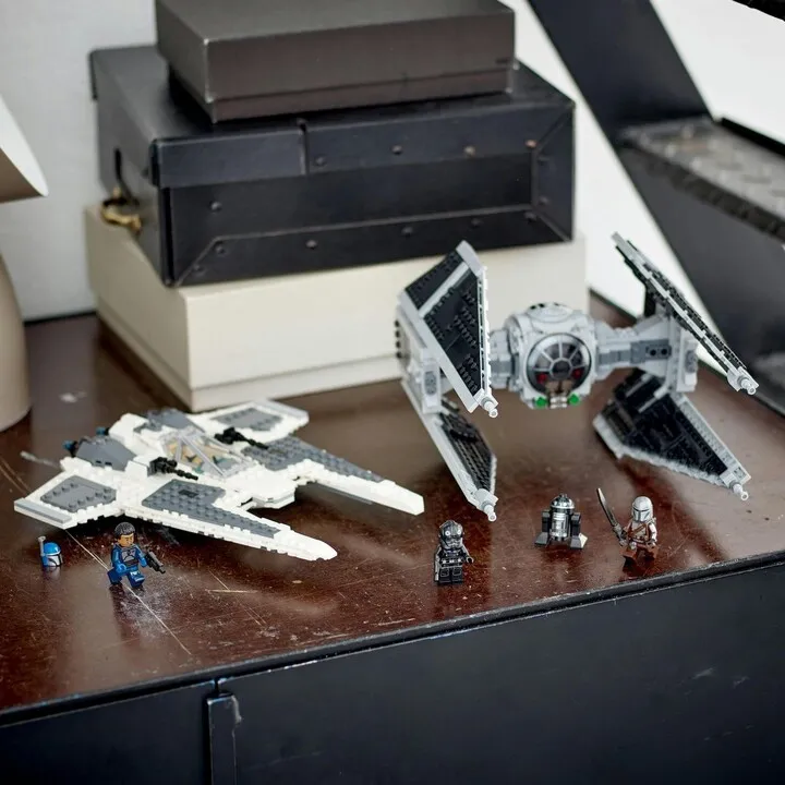 Set LEGO® Star Wars™ 75348 Mandalorian Fang-class fighter versus TIE Interceptor - 5