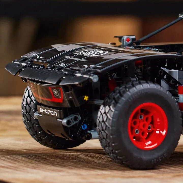 Set LEGO® Technic 42160 Audi RS Q e-tron, 914 copë - 8
