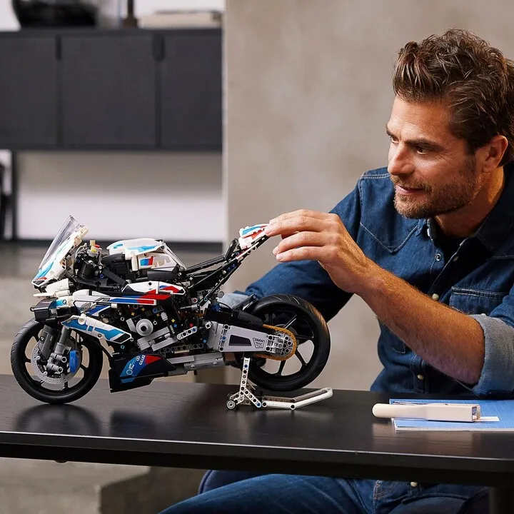 Set LEGO® Technic 42130 BMW M 1000 RR, 1920 pjesë - 3