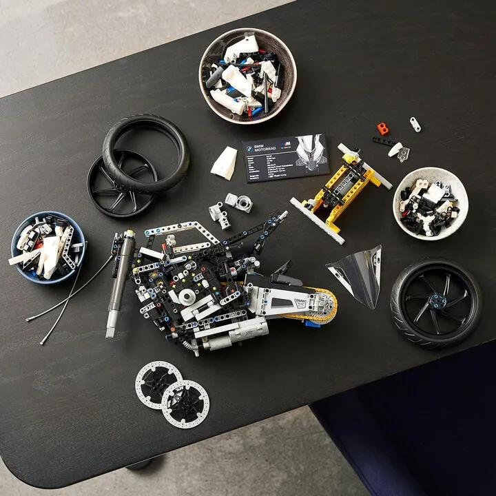 Set LEGO® Technic 42130 BMW M 1000 RR, 1920 pjesë - 4