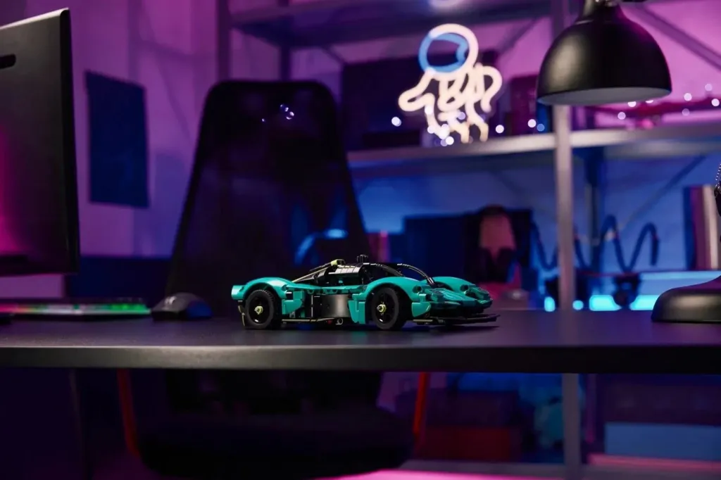 Set LEGO Technic Aston Martin Valkyrie 42208, 707 pjesë, për moshën 9+ - 10