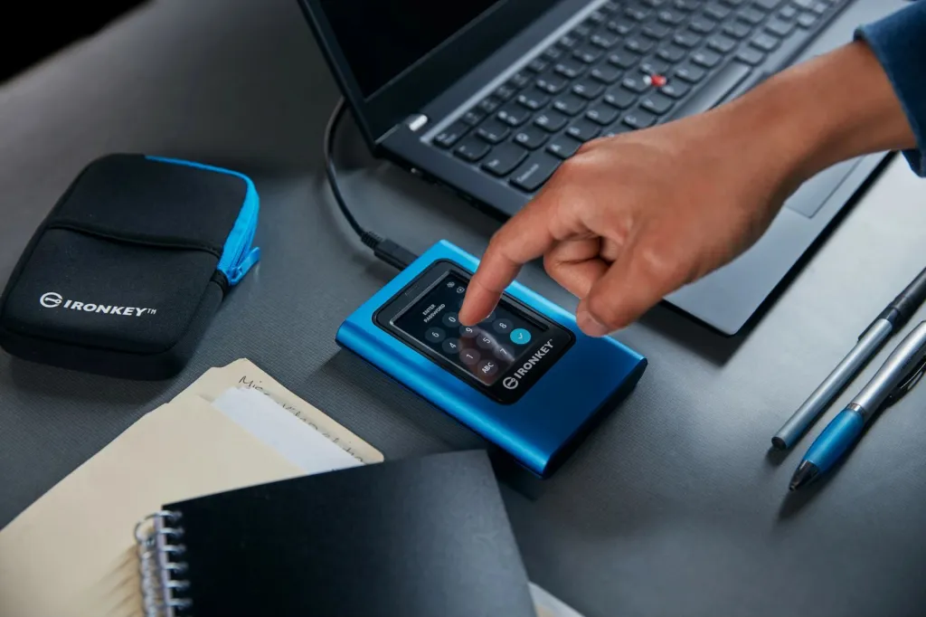 SSD i jashtëm Kingston IronKey Vault Privacy 80, 3.84 TB, Blue - 16