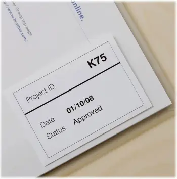Rrotullë etikete Brother DK-22212, 62mm x 15.24m, e bardhë me të zezë
