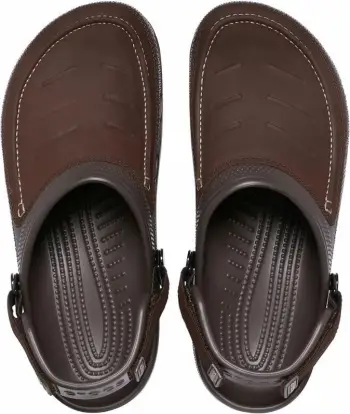 Këpucë Crocs për meshkuj, ngjyrë kafe