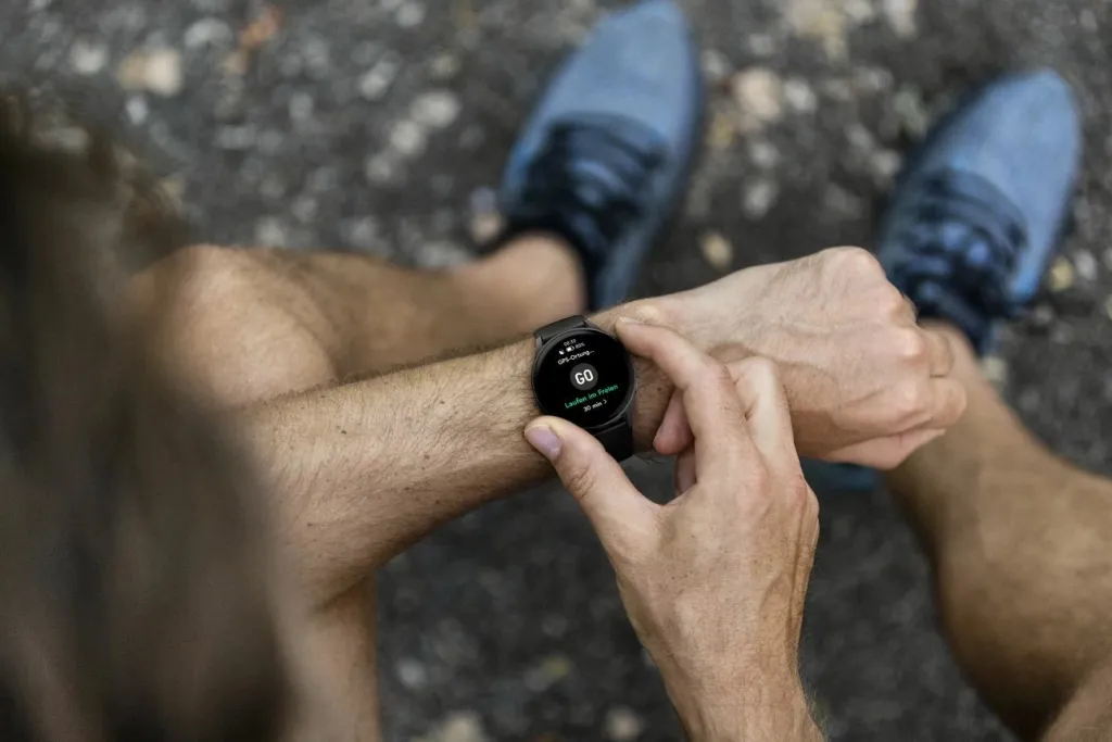Smartwatch Hama 8900 GPS AMOLED 1.43", rrip silikoni, e zezë - 12
