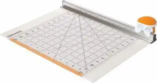 Prerëse tekstili Fiskars FS.GUILLOTINE, 12" x 12", me teh rrotullues, portokalli