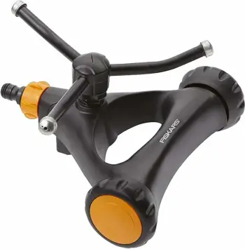 Spërkatës rrotullues Fiskars, metal me rrota, zezë/ portokalli