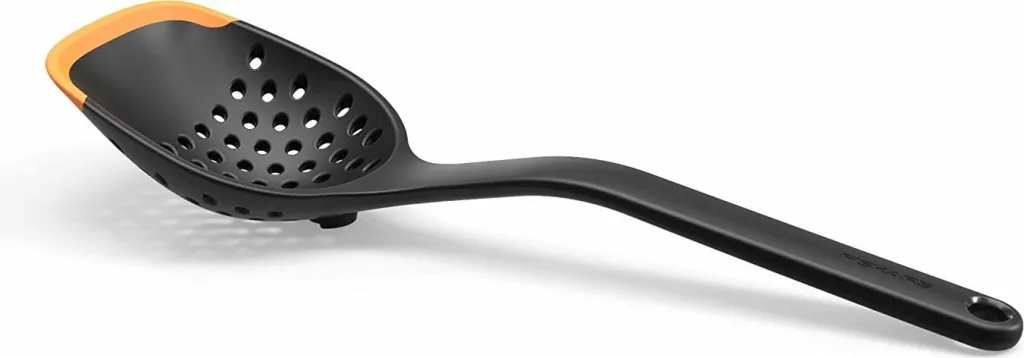 Lugë Fiskars, me vrima, zezë/ portokalli - 1
