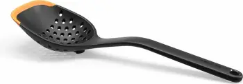Lugë Fiskars, me vrima, zezë/ portokalli