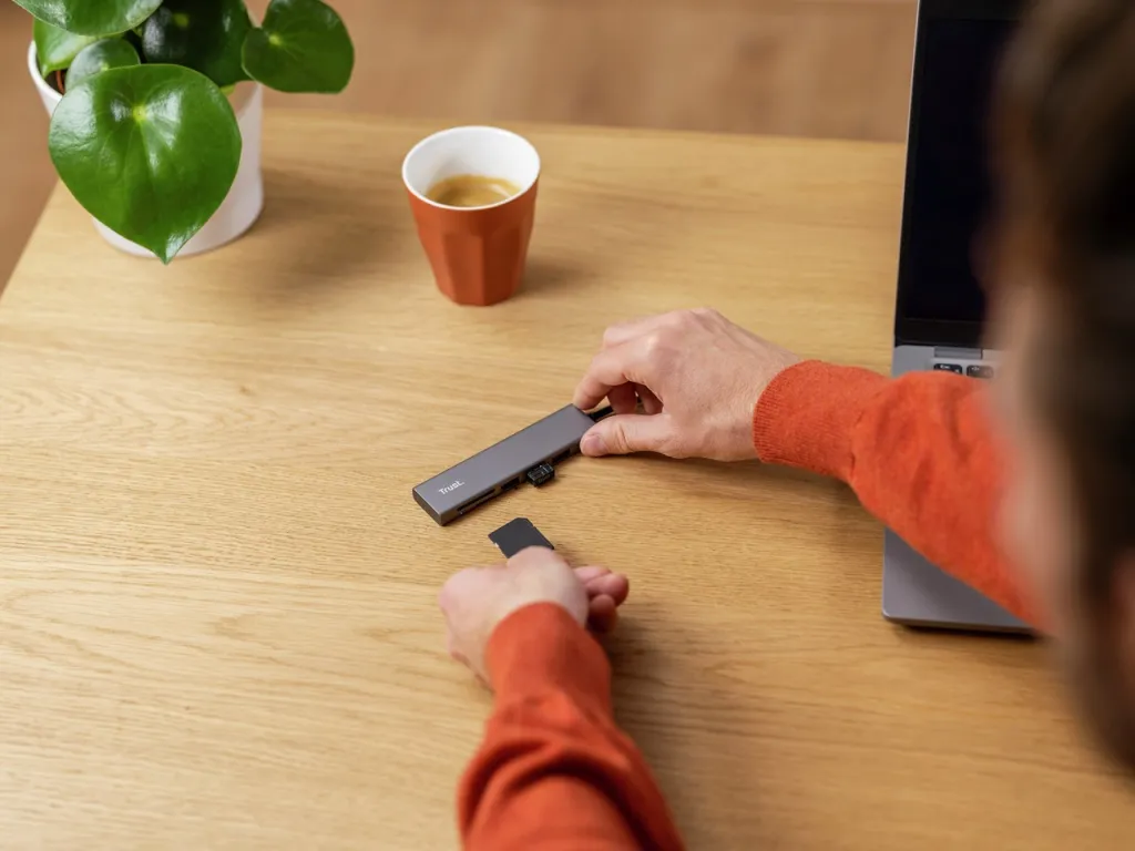 Qendër USB-C Halyx Fast, 3 porte, lexues kartash SD/microSD, i argjendtë - 7