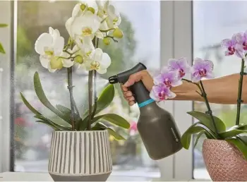 Pompë spërkatëse Gardena 0.75L, gryka e rregullueshme, e zezë