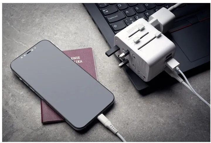 Përshtatës udhëtimi FIXED për EU, UK dhe USA/AUS, 3xUSB-C, 2xUSB-A, GaN, PD 65W, i bardhë - 12