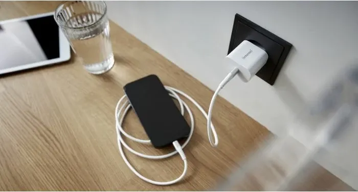 Ngarkues muri Intenso Power Adapter W20C, USB C, 20W, i zi - 3