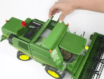 Lodër kombajë vjelëse Bruder John Deere T670i, e gjelbër