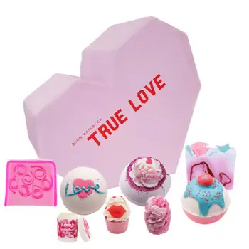 Set për trup Bomb Cosmetics True Love, 3 x shkumë për vaskë + 2 x sapun glicerinë + 2 x shkopinjë për banjo + balsam për buzë