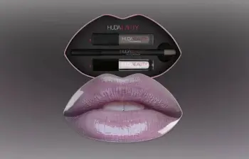 Set për buzë Huda Beauty, 1 laps, 1 buzëkuq dhe 1 shkëlqyes buzësh