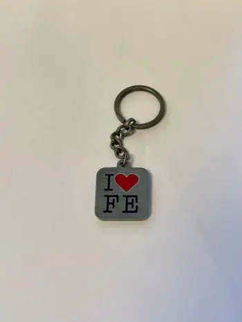 Varëse çelësash Rezniqi - “I Love FE”, metalike e ngjyrosur me të kuqe dhe të zezë