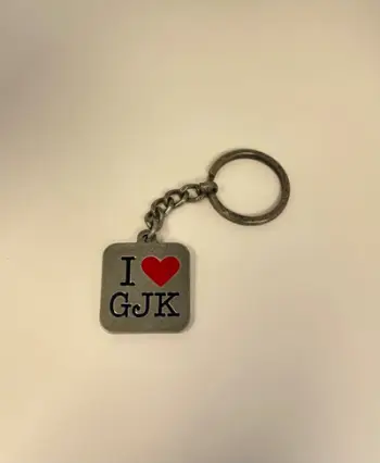 Varëse çelësash Rezniqi - “I Love GJK”, metalike e ngjyrosur me të kuqe dhe të zezë