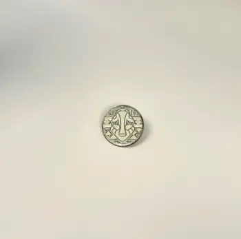 Pin Rezniqi - Hyjnesha, metalike e ngjyrosur me të bardhë