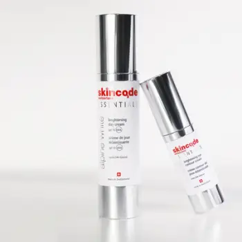 Krem zbardhues kundër njollave kafe SkinCode Brightening Day SPF15, 50 ml