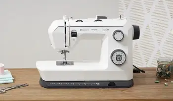 Makinë qepëse Husqvarna Onyx 25, e bardhë