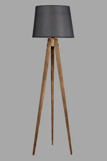 Llambë dyshemeje Opviq tripod, trup peme bredhi, abazhuri i zi, stil industrial-skandinav