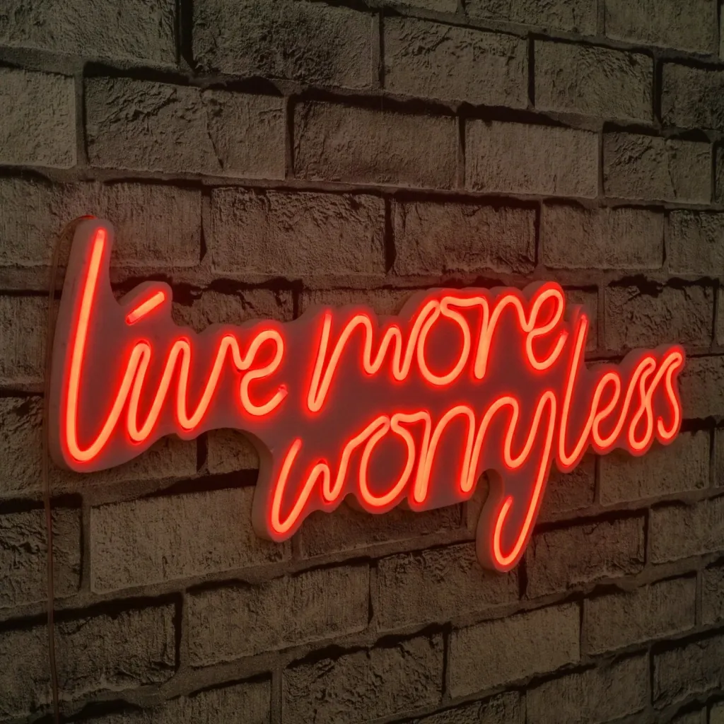 Dekor dritash LED plastike, 'Live More Worry Less', ngjyrë e kuqe - 2
