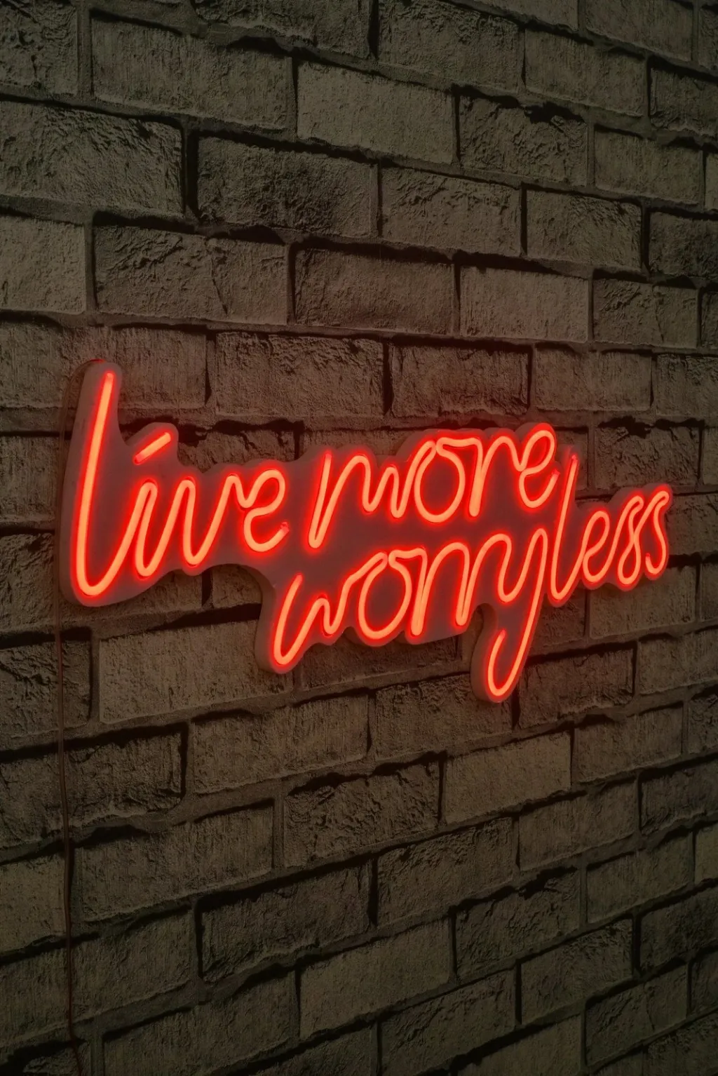 Dekor dritash LED plastike, 'Live More Worry Less', ngjyrë e kuqe - 3
