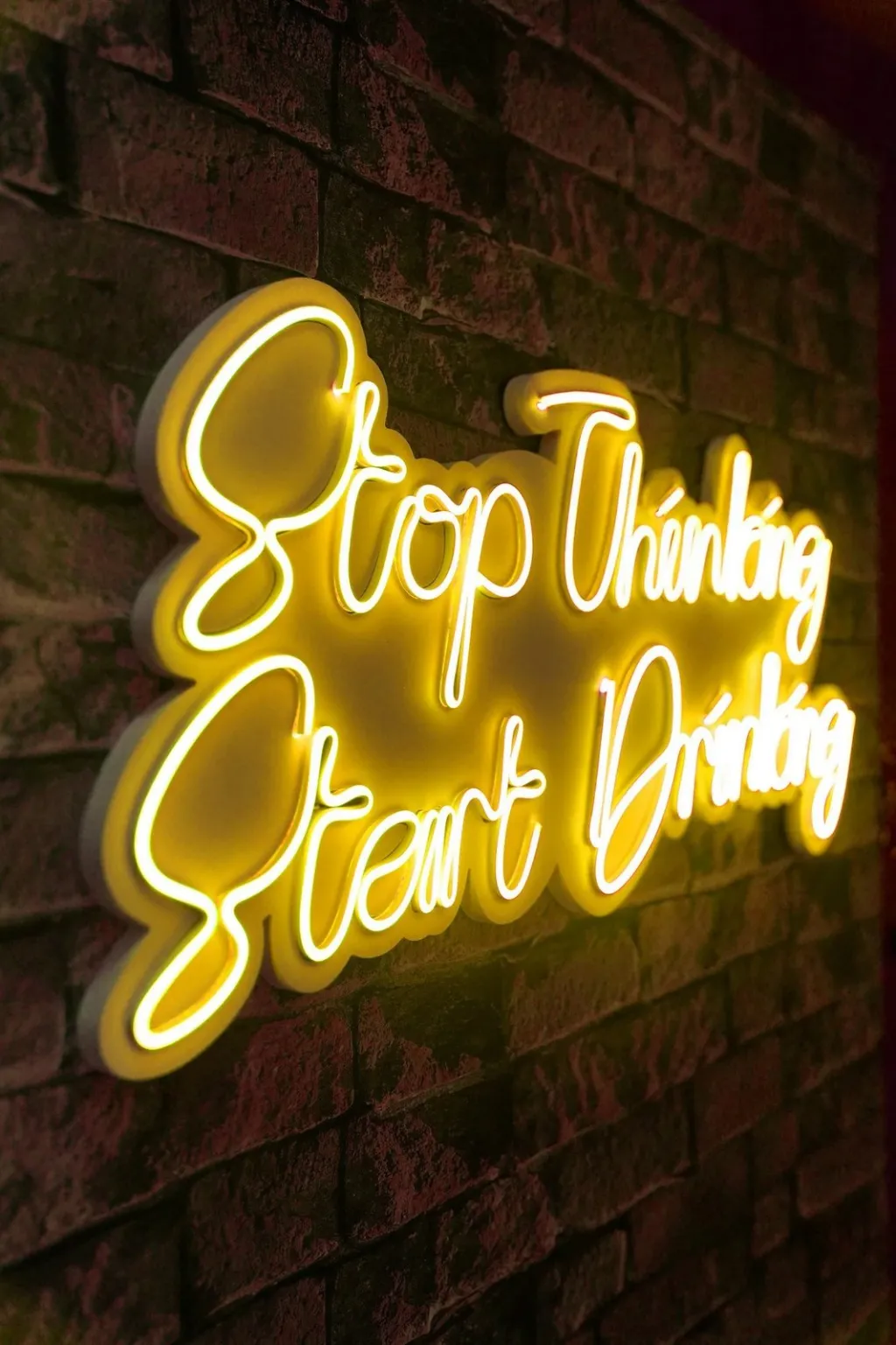 Dritë dekorative LED në mur, 'Stop Thinking Start Drinking', ngjyrë e verdhë - 3