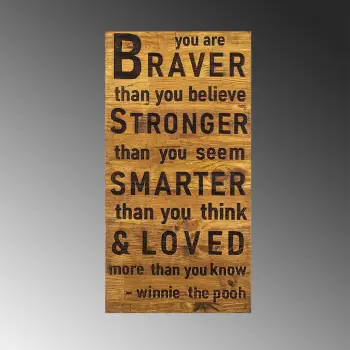 Aksesori dekorativ prej druri për mur, Wallity, Braver Stronger Smarter Loved, ngjyrë arre dhe e zezë, 30x3x58cm