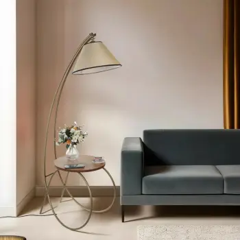 Llambë dyshemeje Opviq, Güler Eskitme, ngjyrë ari dhe arre, abazhuri prej pëlhure, me tavolinë të integruar