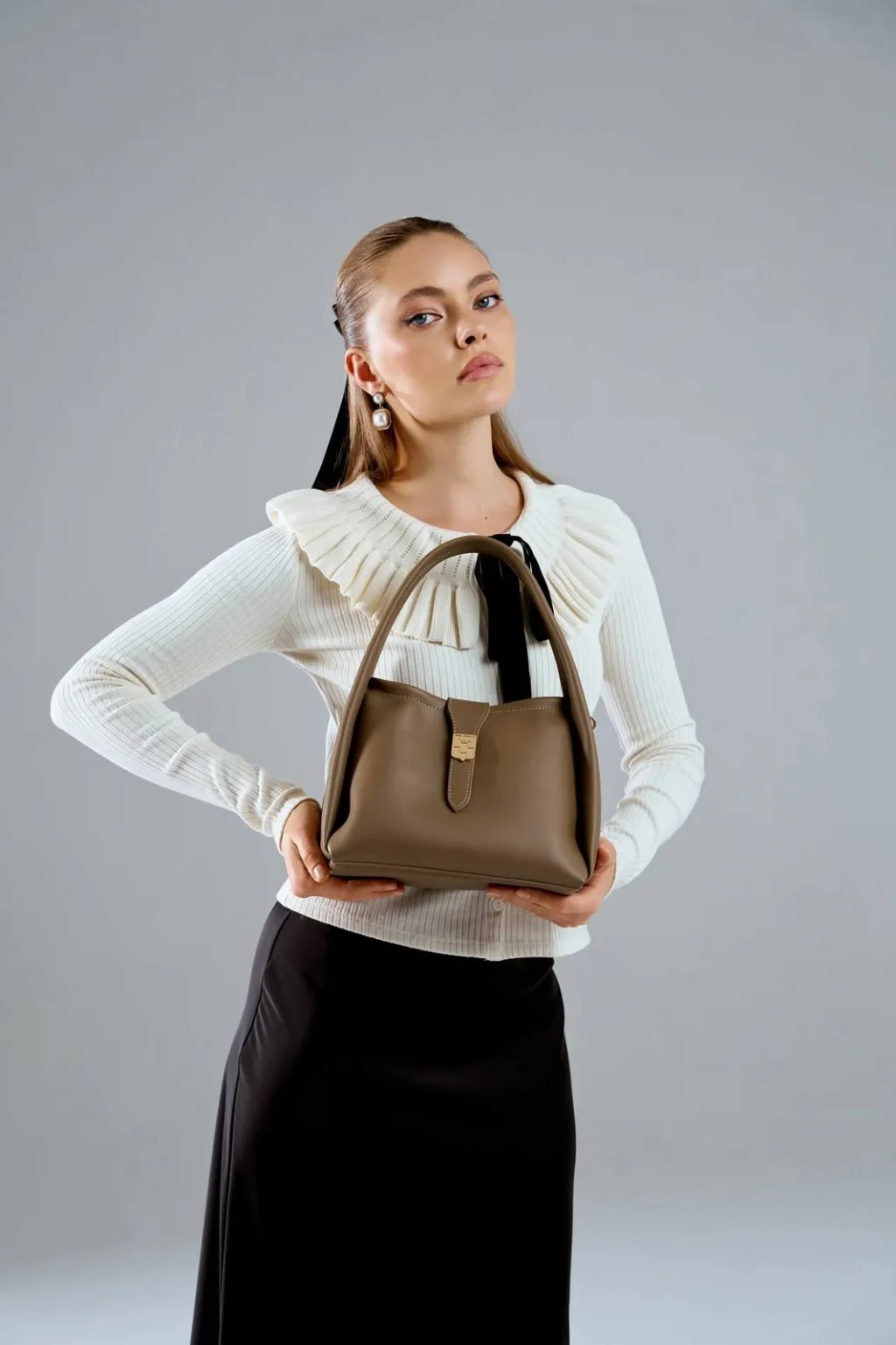 Çantë dore Vince Camuto, ngjyrë mink e errët, Turin - 8