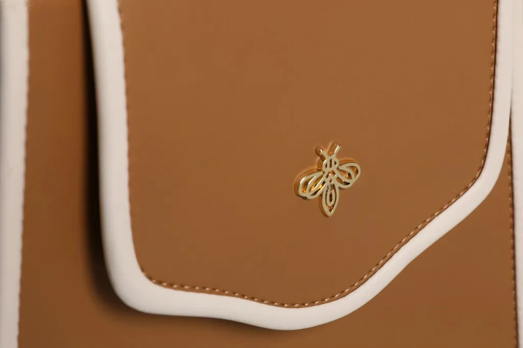 Çantë krahu Lucky Bees, 1248, ngjyrë camel-krem - 5