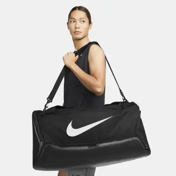 Çantë sportive Nike Brasilia 9.5 DO9193 010, 100% poliester, me rrip shpatulle, e zezë