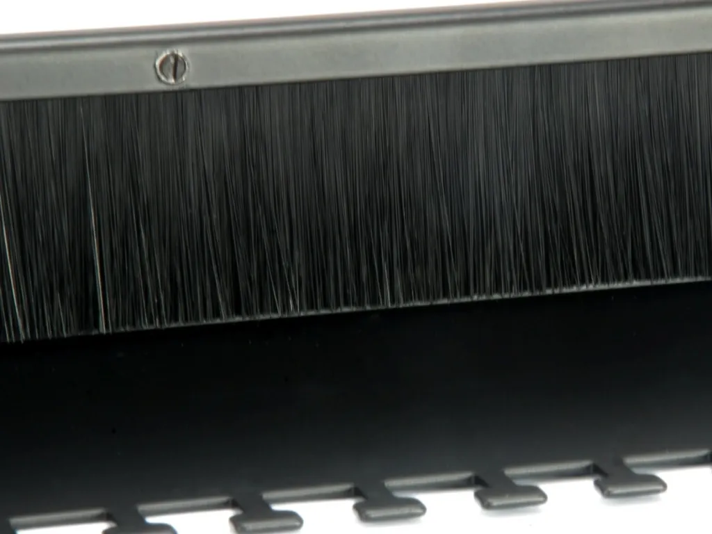 Panel brush Equip 1U 19 inch, i zi - 6