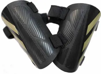 Mbrojtëse për futboll adidas, të zeza