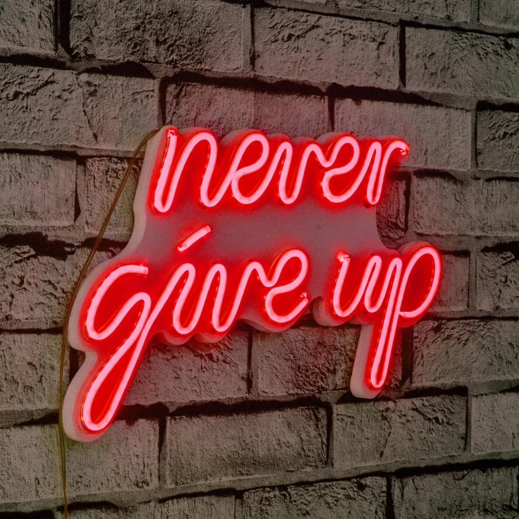 Dekor dritash LED plastike, 'never give up', ngjyrë e kuqe - 1