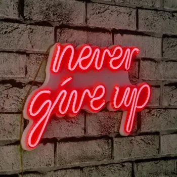 Dekor dritash LED plastike, 'never give up', ngjyrë e kuqe