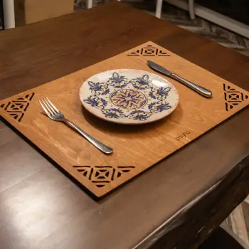 Set nënshtrues tavoline prej druri, 4 copë, Hermia Corpat, ngjyrë arre