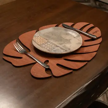 Set nënshtruesish tavoline prej druri, Hermia, Monstera, ngjyrë rozë (4 copë)