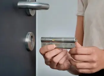 Bravë inteligente Nuki Smart Lock Ultra, elektronike për derë, kompakte, e zezë